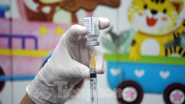 Cận cảnh những mũi tiêm vắc xin COVID-19 đầu tiên ở ‘điểm nóng’ Hải Dương ảnh 7