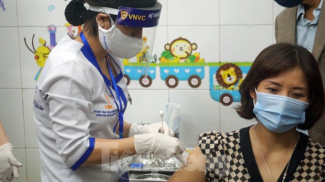 Cận cảnh những mũi tiêm vắc xin COVID-19 đầu tiên ở ‘điểm nóng’ Hải Dương ảnh 8