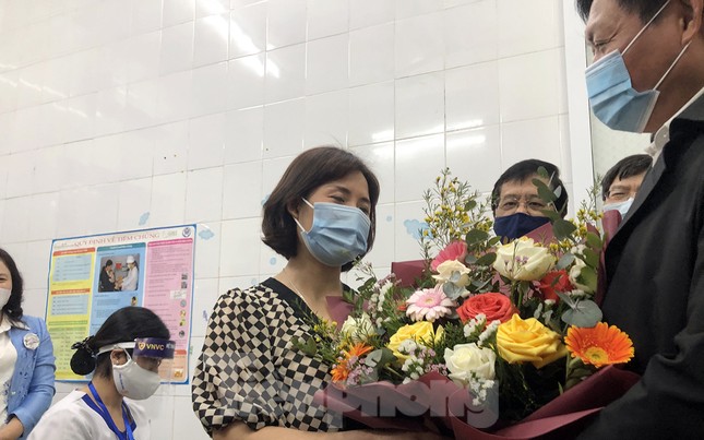 Cận cảnh những mũi tiêm vắc xin COVID-19 đầu tiên ở ‘điểm nóng’ Hải Dương ảnh 9