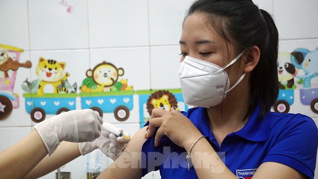 Cảm xúc người được tiêm vắc xin COVID-19 đầu tiên ở Hải Dương ảnh 6