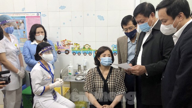 Cận cảnh những mũi tiêm vắc xin COVID-19 đầu tiên ở ‘điểm nóng’ Hải Dương ảnh 1