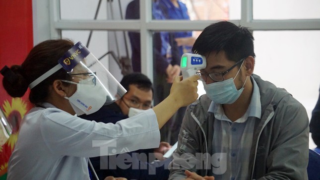 Cận cảnh những mũi tiêm vắc xin COVID-19 đầu tiên ở ‘điểm nóng’ Hải Dương ảnh 2