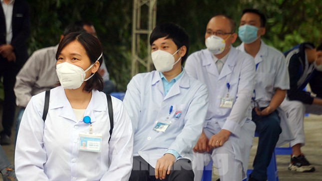 Cận cảnh những mũi tiêm vắc xin COVID-19 đầu tiên ở ‘điểm nóng’ Hải Dương ảnh 4
