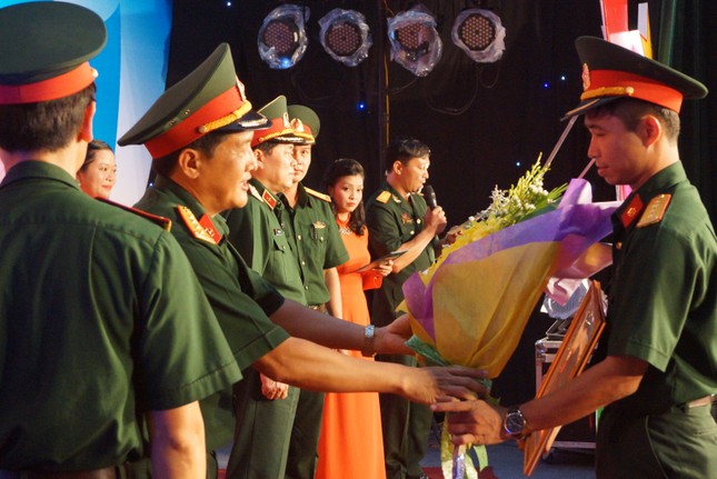 Lính trẻ phòng hóa vì màu xanh thân yêu ảnh 5