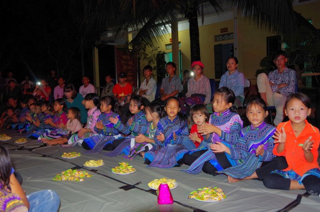 Chiến sĩ biên phòng mang tết Trung thu cho trẻ em biên giới ảnh 2