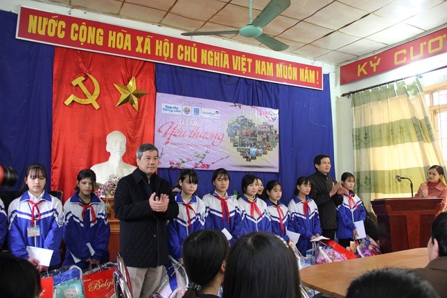 Tết ấm yêu thương trên biên giới ảnh 2