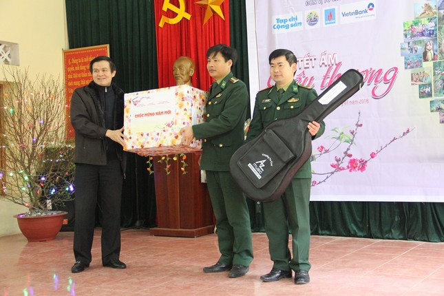 Tết ấm yêu thương trên biên giới ảnh 1