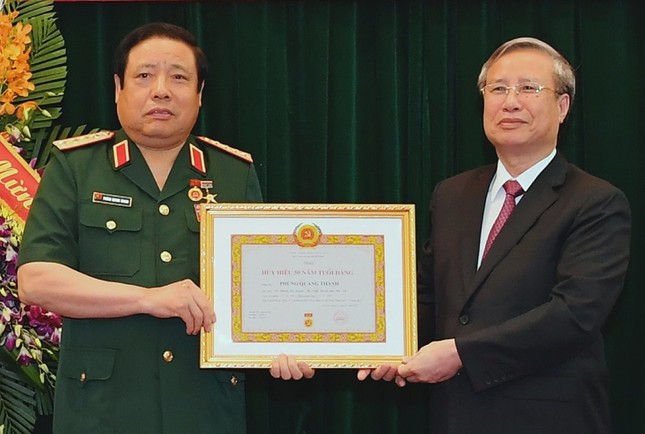 Trao Huy hiệu Đảng cho 2 Đại tướng Quân đội ảnh 1