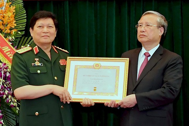 Trao Huy hiệu Đảng cho 2 Đại tướng Quân đội ảnh 2