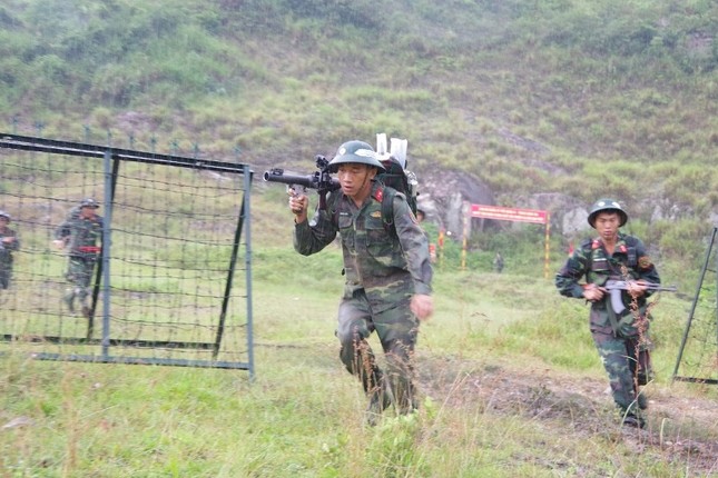 Cận cảnh trung đoàn bộ binh diễn tập vòng tổng hợp ảnh 7