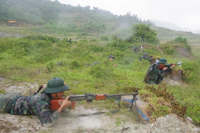 Cận cảnh trung đoàn bộ binh diễn tập vòng tổng hợp ảnh 8