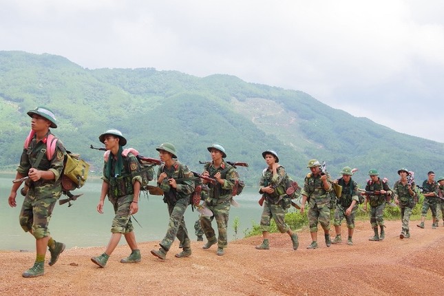Cận cảnh trung đoàn bộ binh diễn tập vòng tổng hợp ảnh 2