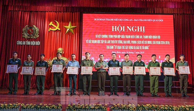 T.Ư Đoàn tặng Bằng khen thanh niên Quân đội và Công an tiêu biểu ảnh 2
