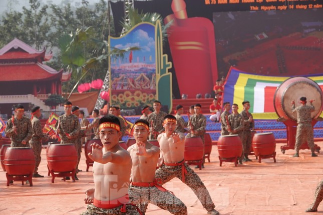 Đại tướng Ngô Xuân Lịch đánh trống khai mạc Ngày hội quân dân ảnh 6