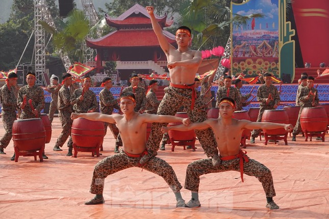 Đại tướng Ngô Xuân Lịch đánh trống khai mạc Ngày hội quân dân ảnh 7