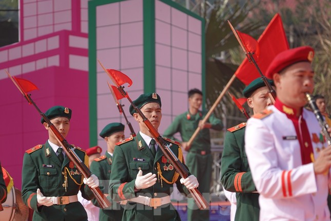Đại tướng Ngô Xuân Lịch đánh trống khai mạc Ngày hội quân dân ảnh 9