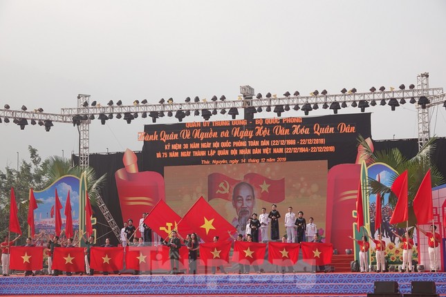 Đại tướng Ngô Xuân Lịch đánh trống khai mạc Ngày hội quân dân ảnh 5