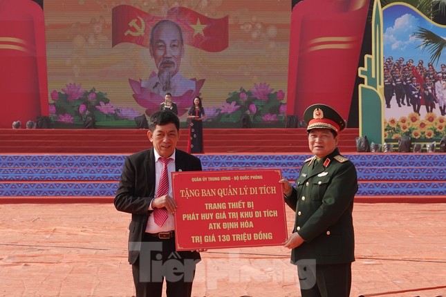 Đại tướng Ngô Xuân Lịch đánh trống khai mạc Ngày hội quân dân ảnh 2