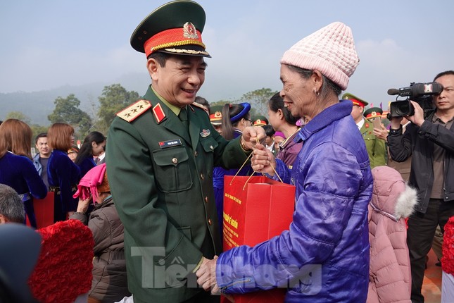 Đại tướng Ngô Xuân Lịch đánh trống khai mạc Ngày hội quân dân ảnh 4