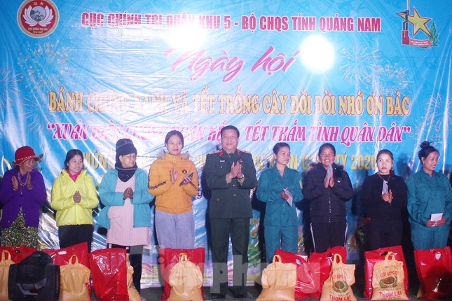 Rộn ràng ‘Xuân đoàn kết - Tết quân dân’ ảnh 1