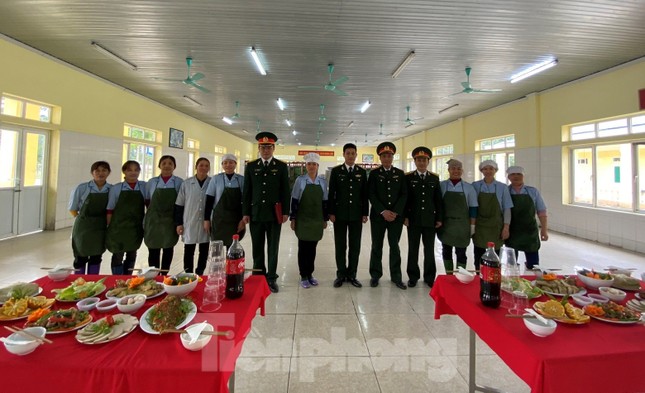 Sĩ quan Hậu cần tương lai trổ tài gói bánh chưng, nấu cỗ Tết ảnh 3