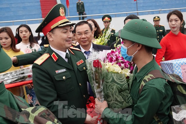 Hơn 1.000 thanh niên Thủ đô viết đơn tình nguyện nhập ngũ ảnh 1