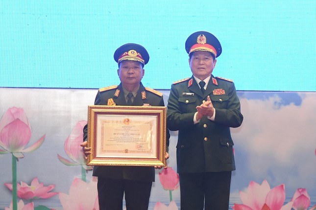 Trao tặng Huân chương cho tập thể, cá nhân Quân đội hai nước Việt - Lào ảnh 1