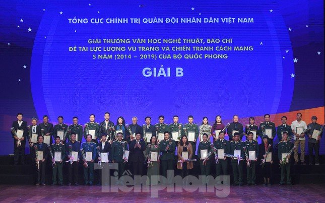 Bộ Quốc phòng trao tặng giải thưởng văn học, nghệ thuật, báo chí 5 năm ảnh 2