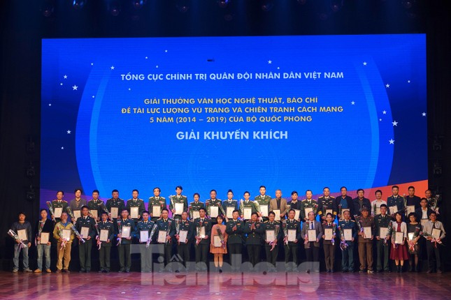 Bộ Quốc phòng trao tặng giải thưởng văn học, nghệ thuật, báo chí 5 năm ảnh 6