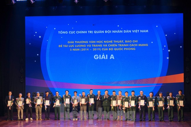 Bộ Quốc phòng trao tặng giải thưởng văn học, nghệ thuật, báo chí 5 năm ảnh 1