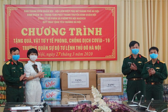 Ban Thanh niên Quân đội trao quà chống dịch ở khu cách ly COVID-19 ảnh 3