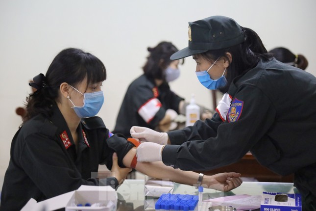 Tư lệnh và đoàn viên Cảnh sát cơ động hiến máu tình nguyện ảnh 3