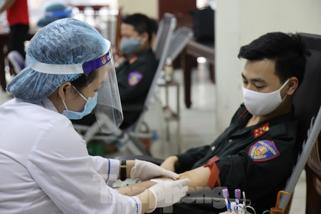 Tư lệnh và đoàn viên Cảnh sát cơ động hiến máu tình nguyện ảnh 6