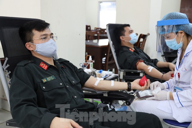 Tư lệnh và đoàn viên Cảnh sát cơ động hiến máu tình nguyện ảnh 1