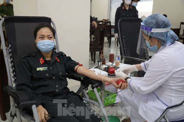 Tư lệnh và đoàn viên Cảnh sát cơ động hiến máu tình nguyện ảnh 5