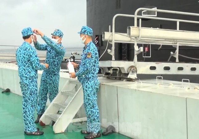 Thủy thủ tàu ngầm 189 trình diễn ‘Việt Nam ơi! Đánh bay COVID’ ảnh 1