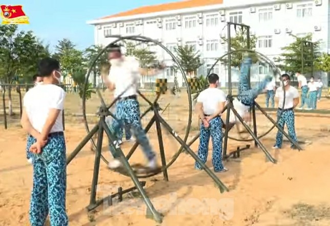Thủy thủ tàu ngầm 189 trình diễn ‘Việt Nam ơi! Đánh bay COVID’ ảnh 2