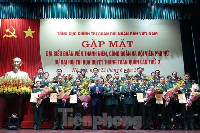 Gặp mặt 92 điển hình dự Đại hội Thi đua Quyết thắng toàn quân ảnh 6