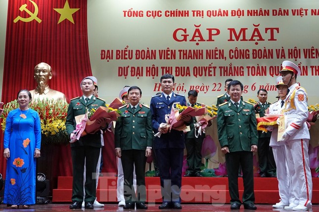 Gặp mặt 92 điển hình dự Đại hội Thi đua Quyết thắng toàn quân ảnh 2