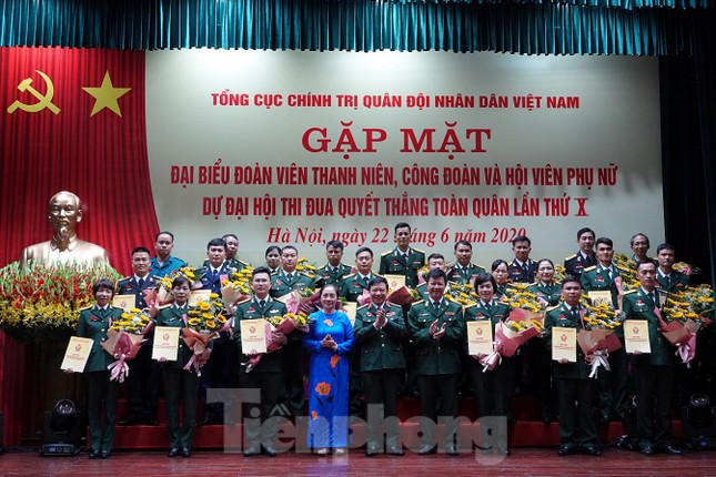 Gặp mặt 92 điển hình dự Đại hội Thi đua Quyết thắng toàn quân ảnh 7