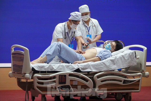 Đoàn viên Học viện Quân y thao luyện kỹ năng khám bệnh ảnh 1