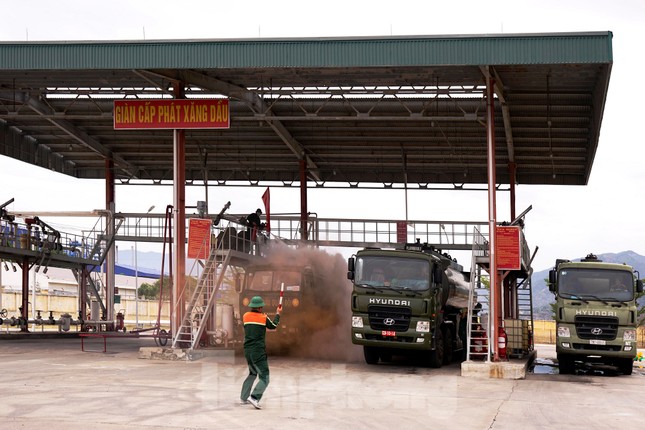Quân đội và thành phố Cam Ranh diễn tập chữa cháy tại Kho Ba Ngòi ảnh 1