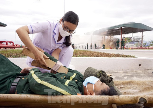 Quân đội và thành phố Cam Ranh diễn tập chữa cháy tại Kho Ba Ngòi ảnh 3