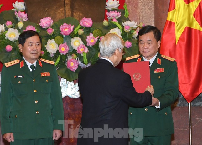 Tổng Bí thư, Chủ tịch nước trao quân hàm Thượng tướng cho hai sĩ quan cấp cao Quân đội ảnh 1
