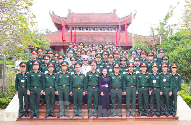 Trao chứng nhận cho 86 cán bộ Đoàn, cán bộ đảm nhiệm công tác thanh niên ảnh 4