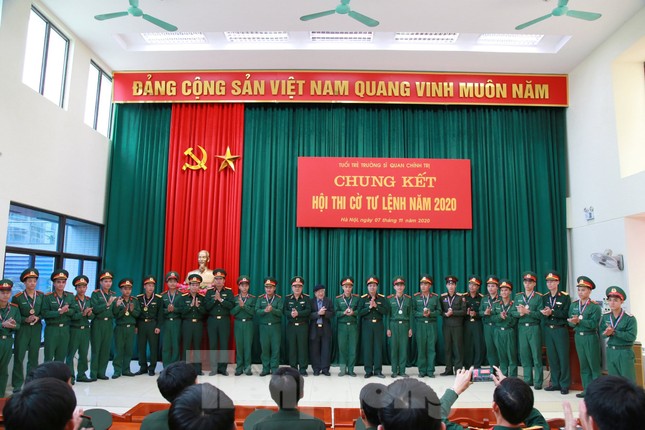Trao chứng nhận cho 86 cán bộ Đoàn, cán bộ đảm nhiệm công tác thanh niên ảnh 5