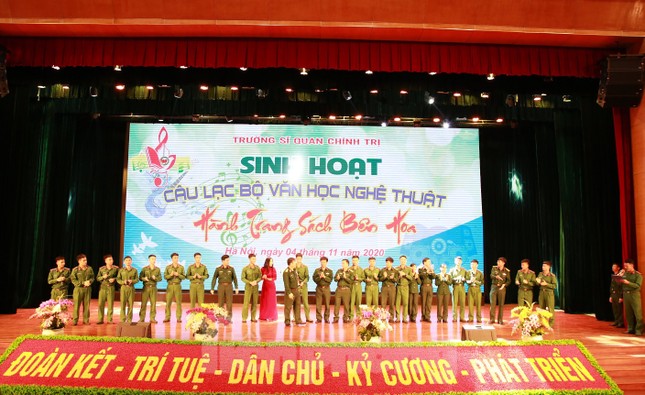 Trao chứng nhận cho 86 cán bộ Đoàn, cán bộ đảm nhiệm công tác thanh niên ảnh 1