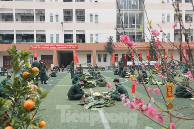 Đoàn viên Lữ đoàn cận vệ thép thi gói bánh chưng Tết ảnh 1