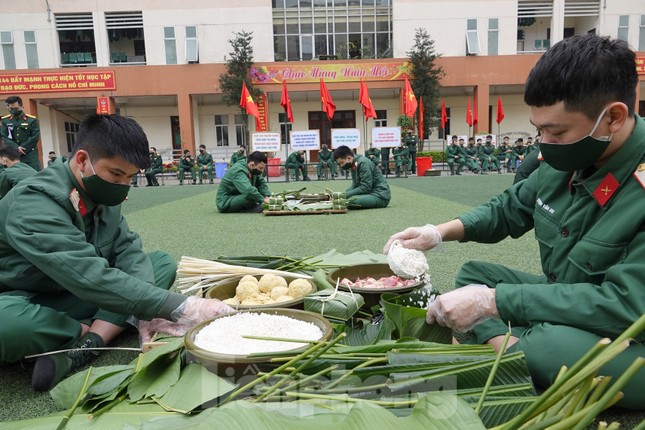 Đoàn viên Lữ đoàn cận vệ thép thi gói bánh chưng Tết ảnh 3