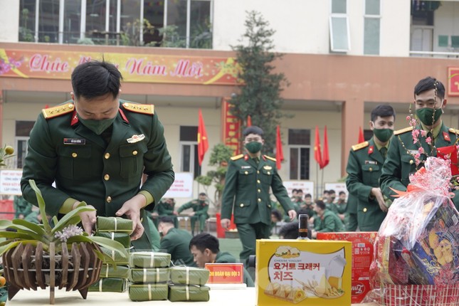 Đoàn viên Lữ đoàn cận vệ thép thi gói bánh chưng Tết ảnh 7